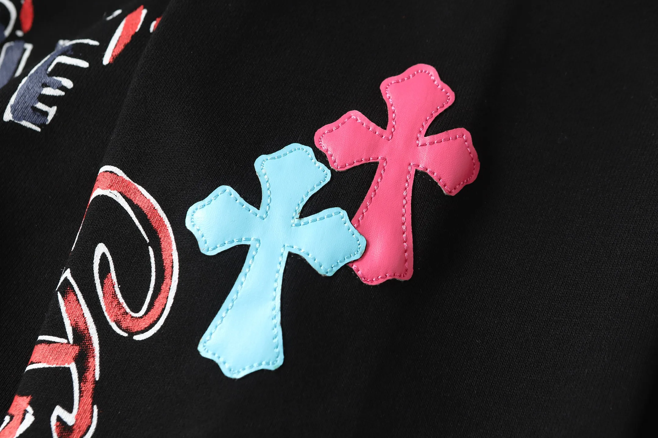 P280 #L3190 cross-border model. Those who pursue quality should not place an order. -Chrome Hearts/Chrome Hearts graffiti spoof printed leather cross✝️Hooded sweatshirt - High weight, high density and high quality. The wool is soft, delicate and skin-friendly. It feels soft and silky. It has excellent warmth and skin-friendly properties. M L XL